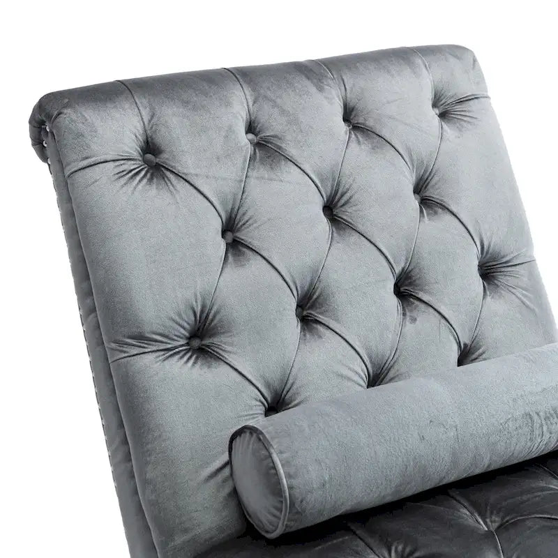 Chaise longue reclinabile imbottita in velluto con bottoni, cuscino e piedini in acrilico