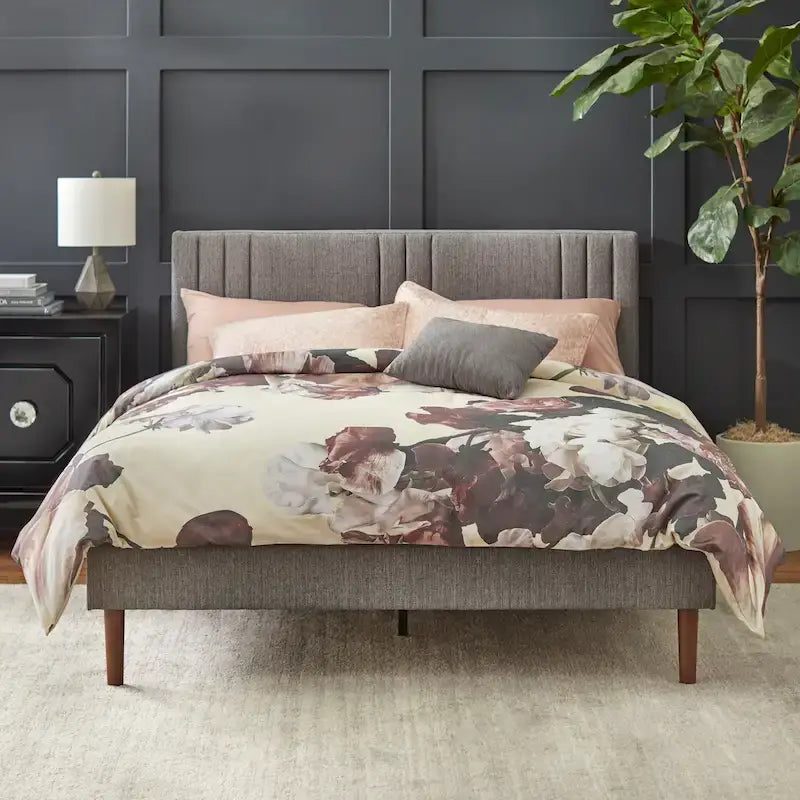 Letto matrimoniale con piattaforma e rivestimento imbottito