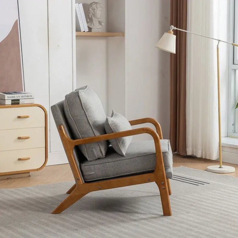 Poltrona decorativa in stile metà secolo in legno massello con rivestimento bouclé e cuscino