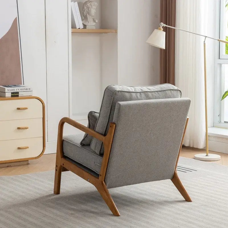 Poltrona decorativa in stile metà secolo in legno massello con rivestimento bouclé e cuscino