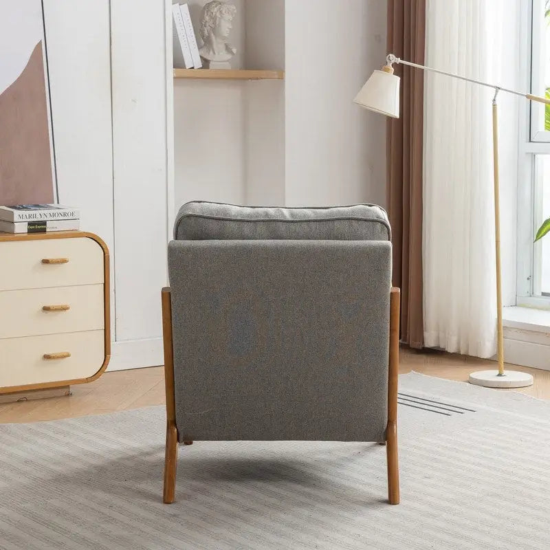 Poltrona decorativa in stile metà secolo in legno massello con rivestimento bouclé e cuscino